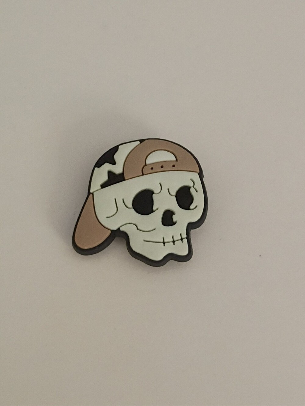 10 for $10 Jibbitz Croc Charm - Skeleton Skull Backwards Star Hat 3- Tan & White